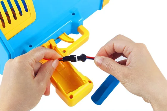 connecting Bubblemi Blaster to its rechargeable battery